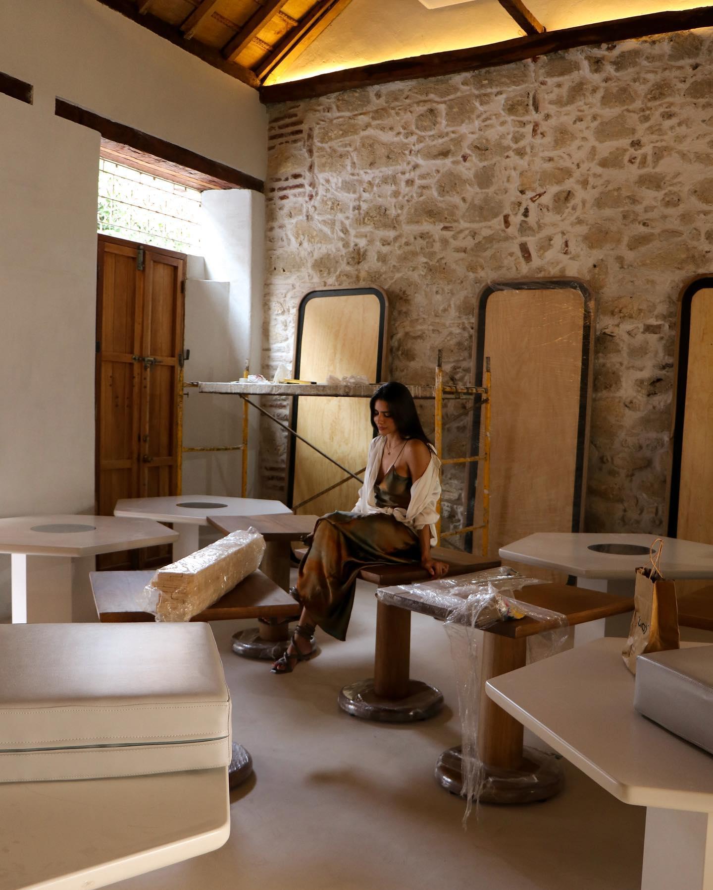 Espacio con muro de piedra y acabado continuo claro