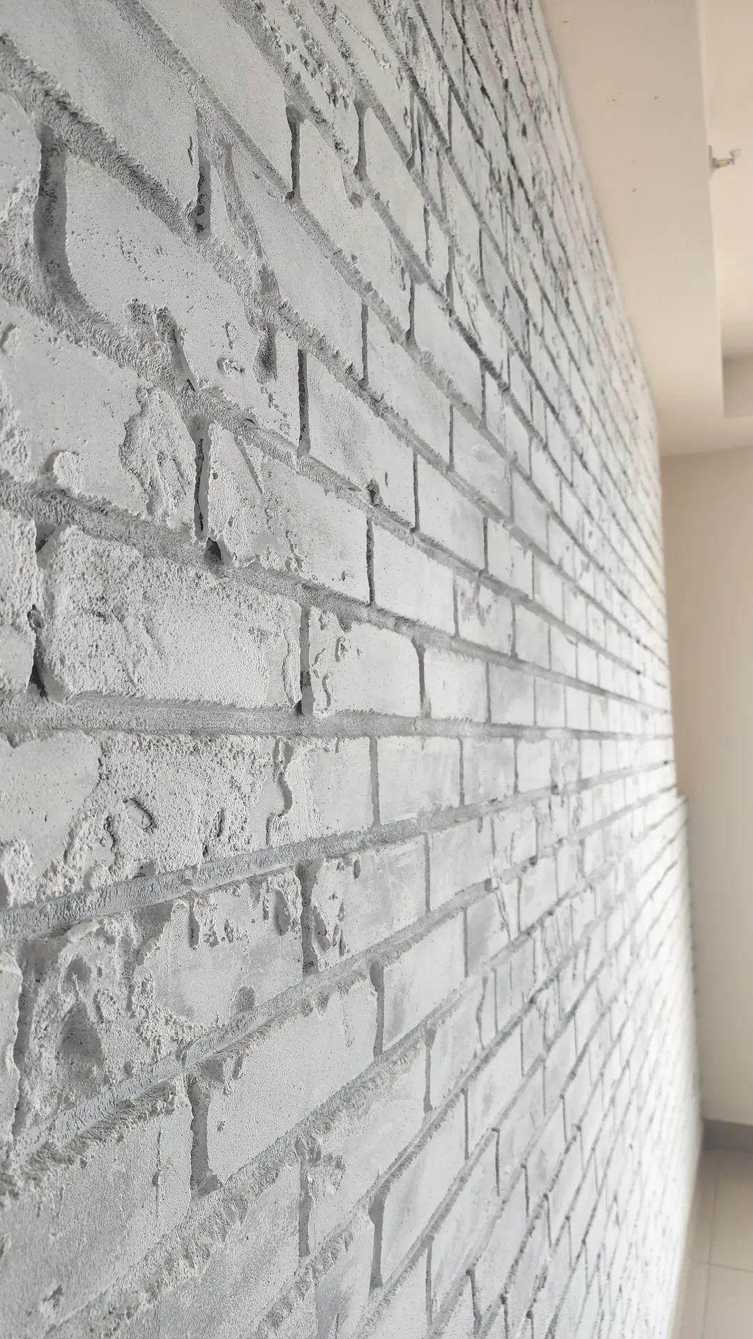 Detalle de muro con bloques claros texturizados