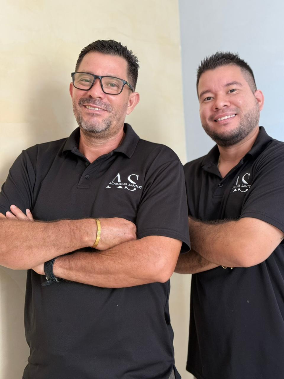 Equipo de Acabados Santos trabajando en proyecto de remodelación interior en Panamá